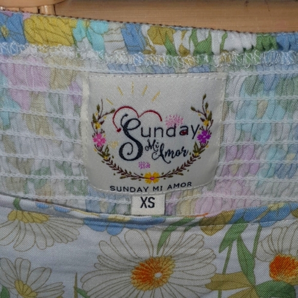 🌻🌷Sunday Mi Amor floral top 🌷🌻 - Picture 3 of 3